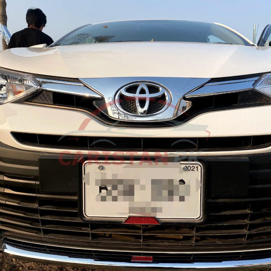 Toyota Yaris Front Grille Middle Chrome Trim